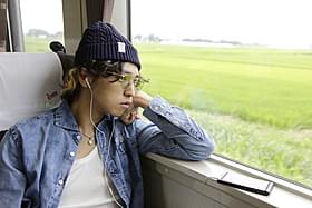 「群青色の、とおり道」の一場面「群青色の、とおり道」