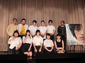 満席立ち見の観客を前に舞台挨拶を行った 「死んだ目をした少年」キャスト陣「死んだ目をした少年」