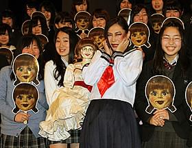 セーラー服姿で登場した椿鬼奴「アナベル 死霊館の人形」