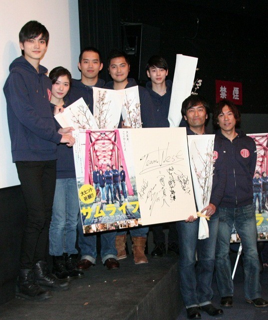 舞台挨拶に出席した三浦貴大（左から3人目）、松岡茉優ら