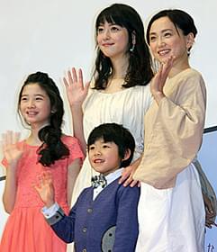 舞台挨拶に立った永作博美、佐々木希ら「さいはてにて やさしい香りと待ちながら」