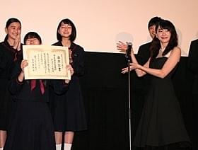 卒業証書を授与した新垣結衣「くちびるに歌を」
