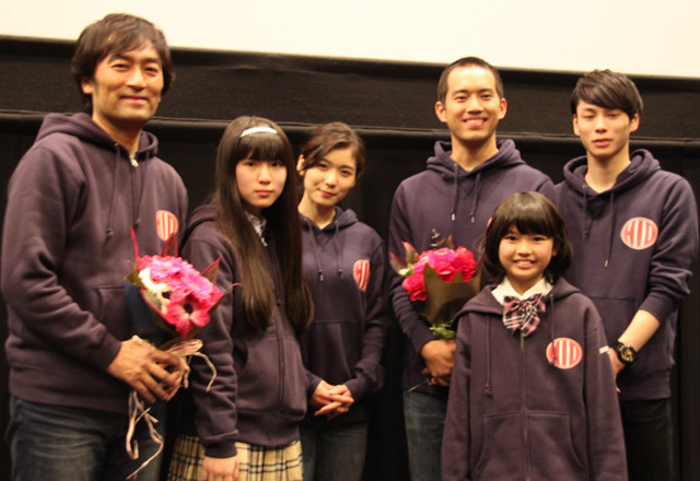 舞台挨拶に立った（左から）森谷雄監督、蒼波純、 松岡茉優、三浦貴大、山田望叶ちゃん、柾木玲弥