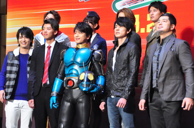 及川光博、仮面ライダー3号スーツ姿を披露「暑いです！」