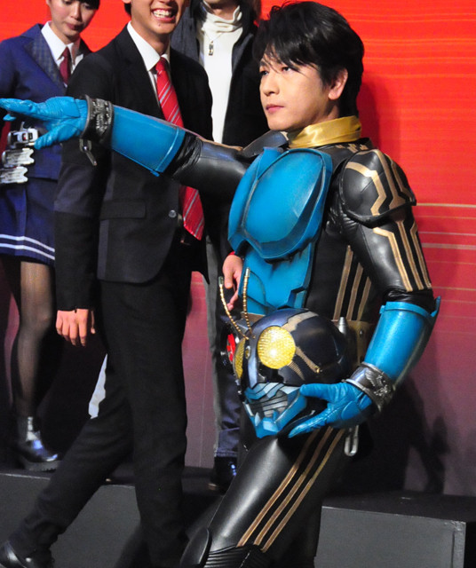 及川光博、仮面ライダー3号スーツ姿を披露「暑いです！」
