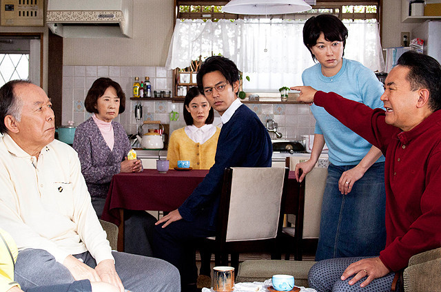 山田洋次監督の喜劇「家族はつらいよ」は16年3月公開！家族会議の劇中カットが初披露