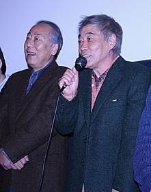 舞台挨拶に出席した岸部一徳(左)と柄本明「正しく生きる」