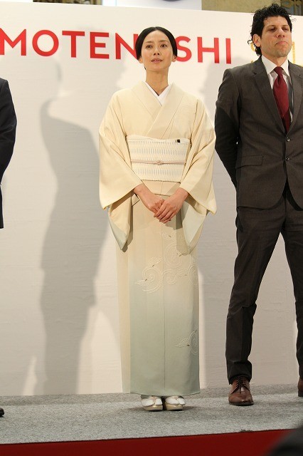 中谷美紀、和服姿で“おもてなし”日本製品の魅力をアピール