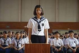 校内裁判の法廷に立つ生徒の三宅樹理(石井杏奈)「ソロモンの偽証 後篇・裁判」
