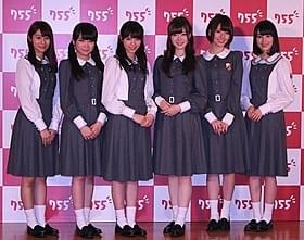 「755」の新CMキャラクターに就任した「乃木坂46」西野七瀬 (左から3番目)ら