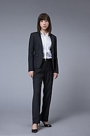 仲里依紗がパンツスーツ姿で検察事務官を熱演!