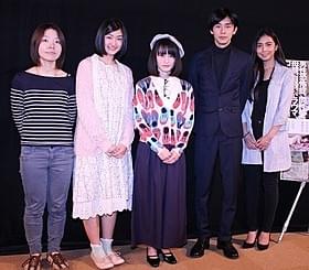 舞台挨拶に立った小林歌穂ら(左から2人目)「灰色の烏」