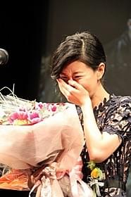 感極まり涙を流す玄里「水の声を聞く」