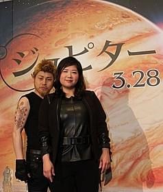 「ジュピター」主人公2人のコスプレをした 「NON STYLE」井上裕介(左)と「アジアン」馬場園梓「ジュピター」