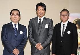 紀子さまと佳子さまのご高覧に同席した大沢たかお(中央)ら「風に立つライオン」