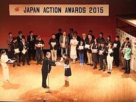 ベストアクション女優賞を受賞した武井咲(右)と 崔洋一監督(中央左)「るろうに剣心」