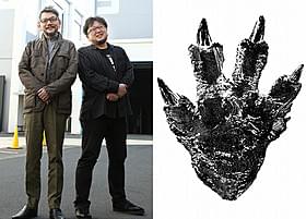 庵野秀明総監督と樋口真嗣監督 右は今回のゴジラの“足型”「ゴジラ」