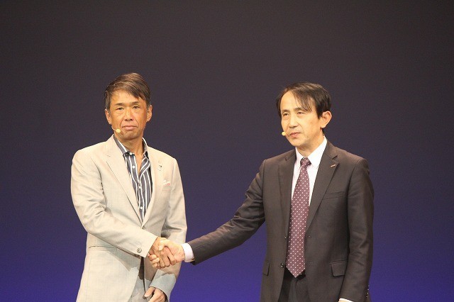 エイベックス代表取締役社長・千葉龍平氏（左）と NTTドコモ取締役常務執行役員・中山俊樹氏