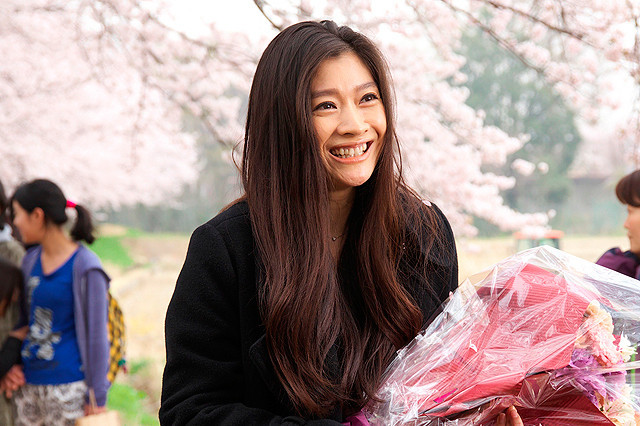 篠原涼子、桜満開のもと10年目「アンフェア」涙のクランクアップ - 画像1