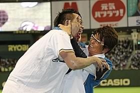 始球式で大乱闘を演じた哀川翔と宮川大輔「Zアイランド」