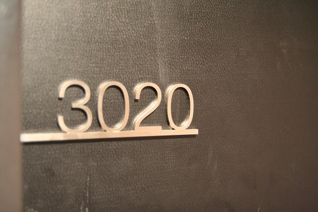 高級感のある漆黒の扉に「3020」の文字。「ゴジラルーム」へいざ行かん