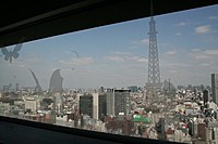 地上30階からの眺めは抜群。スカイツリー、六本木ヒルズ、東京タワーを一望。 窓ガラスにはモスラなどのイラストが