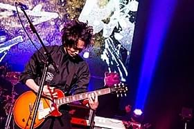 綾野剛が対バンライブにサプライズ登場!「新宿スワン」