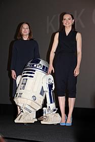 「スター・ウォーズ」新ヒロインデイジー・リドリー(右)と プロデューサーのキャスリーン・ケネディ「スター・ウォーズ」
