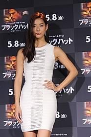 セクシーな衣装で登壇したすみれ「ブラックハット」
