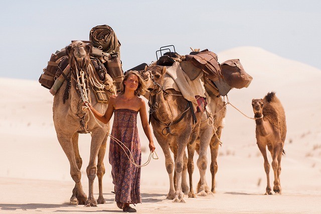 ミア・ワシコウスカがラクダを連れて砂漠を行く「奇跡の2000マイル」予告編が公開