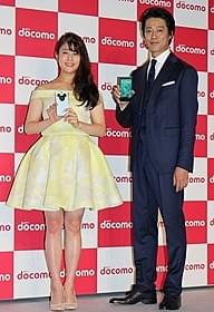 ドコモの新CMキャラクターに就任した 堤真一と高畑充希