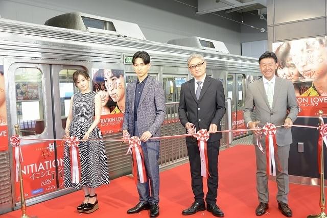 松田翔太＆前田敦子に新静岡駅騒然！「イニシエーション・ラブ」トレイン運行開始