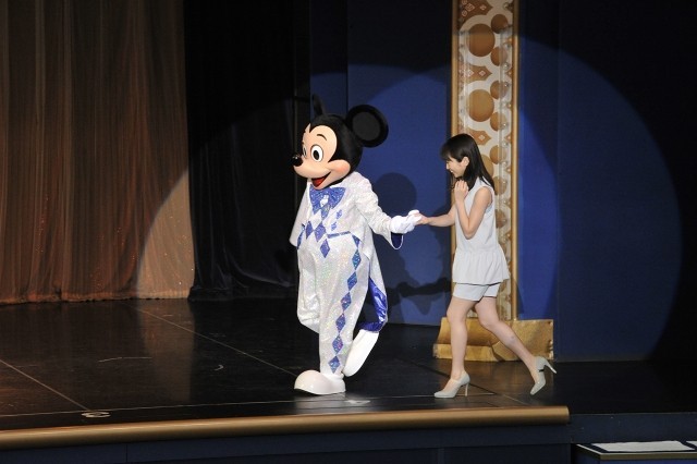 志田未来、大好きなミッキーマウスと対面し大感激！声優を務める「トゥモローランド」を熱烈PR - 画像3