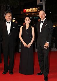 「岸辺の旅」でカンヌ映画祭に参加した （左から）黒沢清監督、深津絵里、浅野忠信