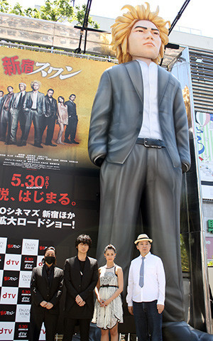 “巨大綾野剛”新宿に立つ、「新宿見下ろすことない」対面した本人も大満足 - 画像1