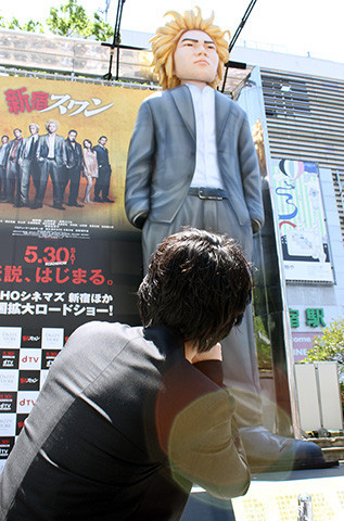 “巨大綾野剛”新宿に立つ、「新宿見下ろすことない」対面した本人も大満足 - 画像4