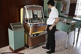 ノスタルジックなジュークボックスも設置されている「グランド・ブダペスト・ホテル」
