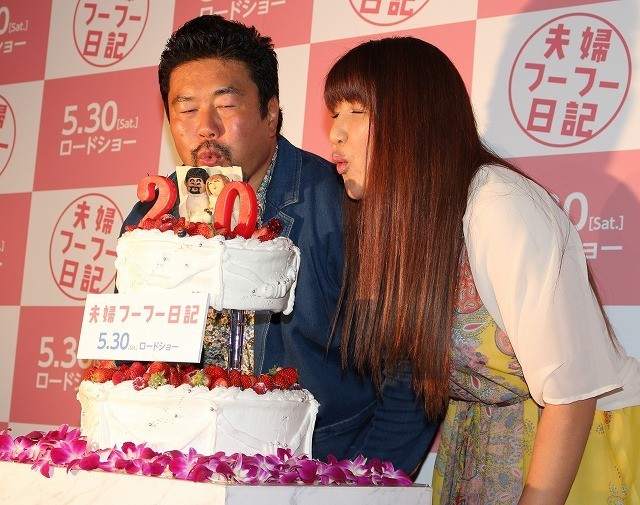 佐々木健介＆北斗晶夫妻、結婚20年でほっぺにキス！「笑って添い遂げたい」