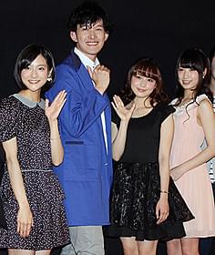初日挨拶に立った奥仲麻琴ら「心霊写真部 劇場版」