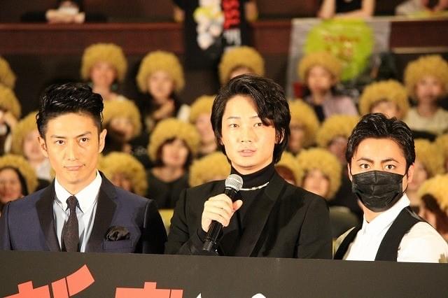 綾野剛、山田孝之のメイクにツッコミ「ざわちんが来ました」