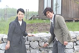 「愛を積むひと」撮影地の北海道美瑛町を 訪れた樋口可南子と佐藤浩市「愛を積むひと」
