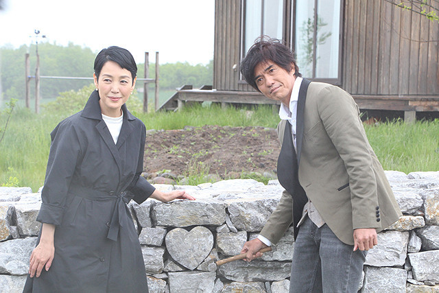 「愛を積むひと」撮影地の北海道美瑛町を 訪れた樋口可南子と佐藤浩市