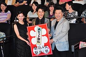 原田監督(右)が宣言した続編構想に 大泉洋(中央)、陽月華(左)も笑顔「駆込み女と駆出し男」