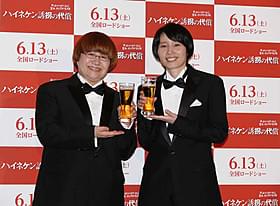 (左から)ハイネケンにちなんでビールで乾杯した近藤春菜と箕輪はるか「ハイネケン誘拐の代償」