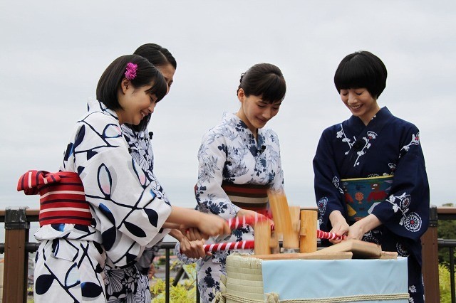 「海街」4姉妹、浴衣姿で鎌倉に“凱旋”！こっそり見守る是枝監督を発見し大はしゃぎ