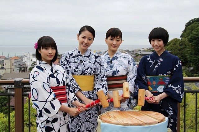 「海街」4姉妹、浴衣姿で鎌倉に“凱旋”！こっそり見守る是枝監督を発見し大はしゃぎ - 画像10