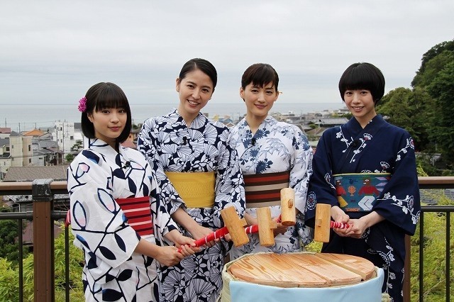 「海街」4姉妹、浴衣姿で鎌倉に“凱旋”！こっそり見守る是枝監督を発見し大はしゃぎ - 画像1