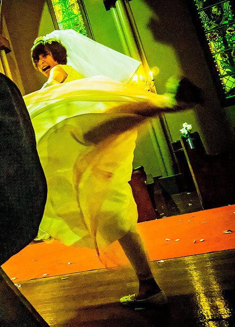 篠田麻里子がウエディングドレスで こん身のアクションに挑戦