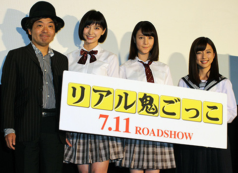 （左から）園子温監督と篠田麻里子、トリンドル玲奈、真野恵里菜