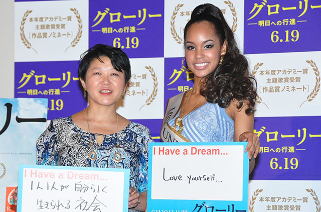 ハーフとして初のミス・ユニバース・ジャパンに選出された宮本エリアナ（右）